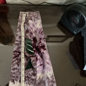 Cat clothing. Slip over neck and put front arms in. Fit for hairless type